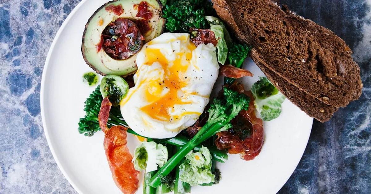 Full halal breakfast spread — cereals, toast, eggs, yogurt — complete guide 2026