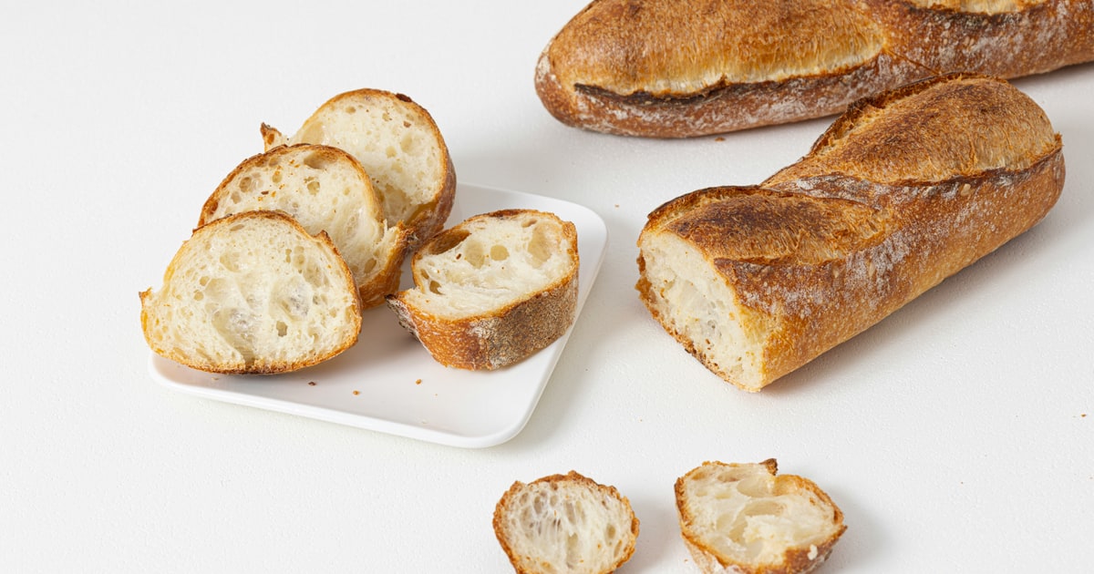Sliced commercial white bread loaf with E471 emulsifier warning label