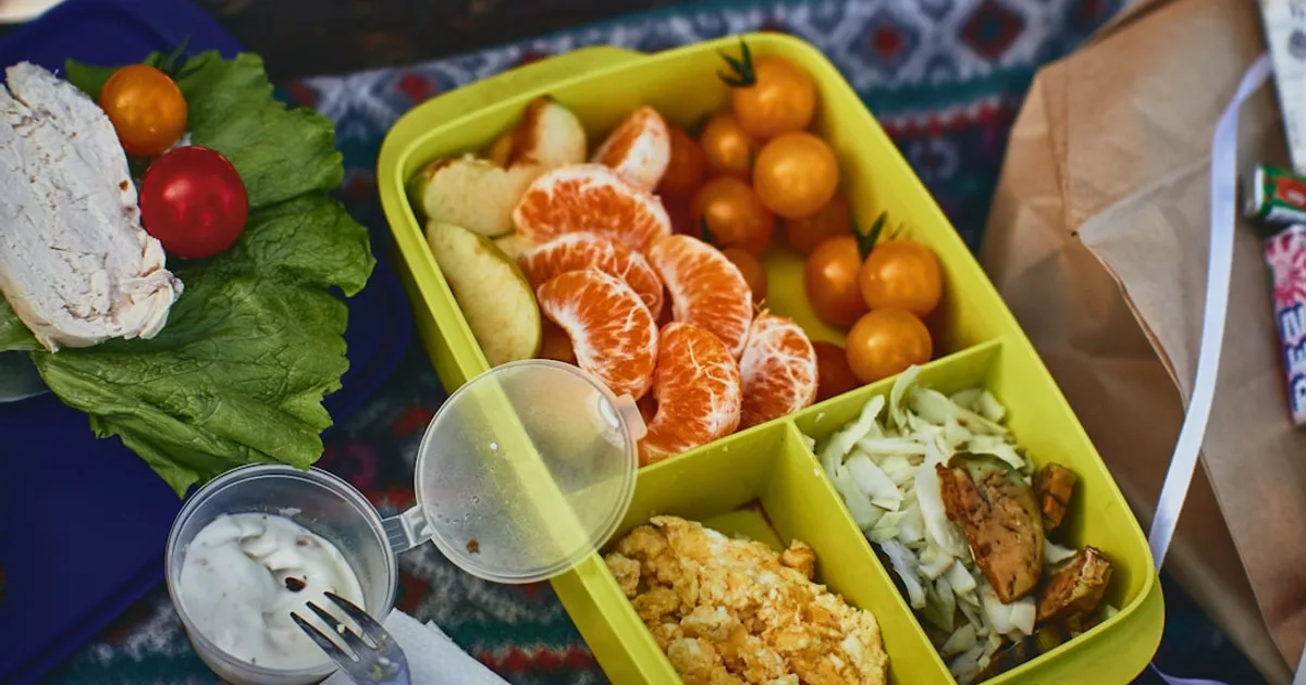 UK school lunchbox with halal-safe snacks for Muslim kids