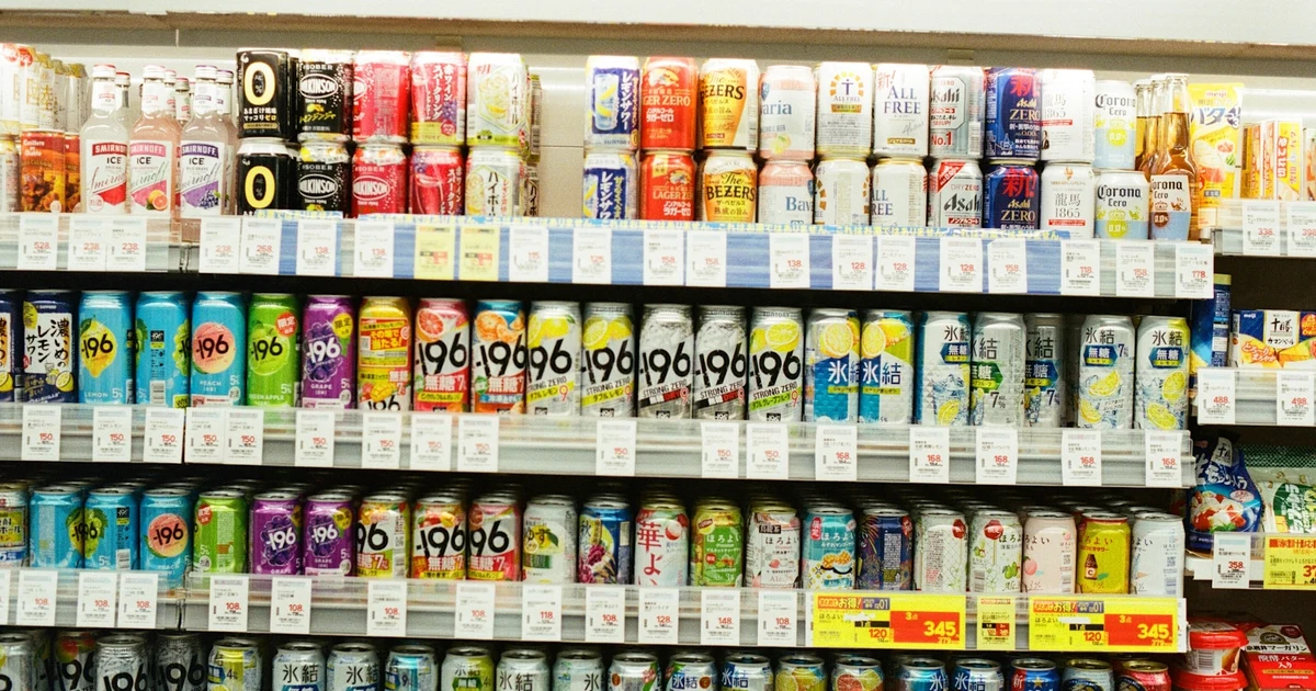 Supermarket shelf of packaged food — which E-numbers to avoid for halal