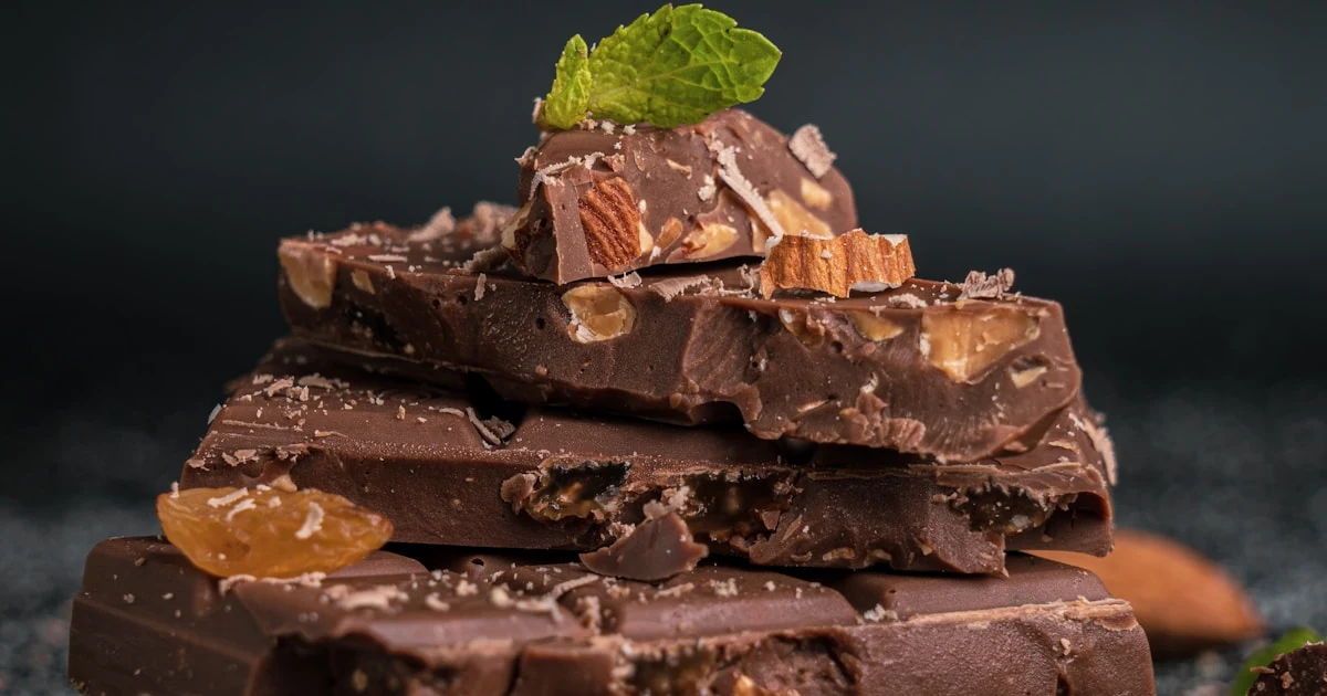 Chocolate bar ingredient label showing E471 emulsifier - halal check guide