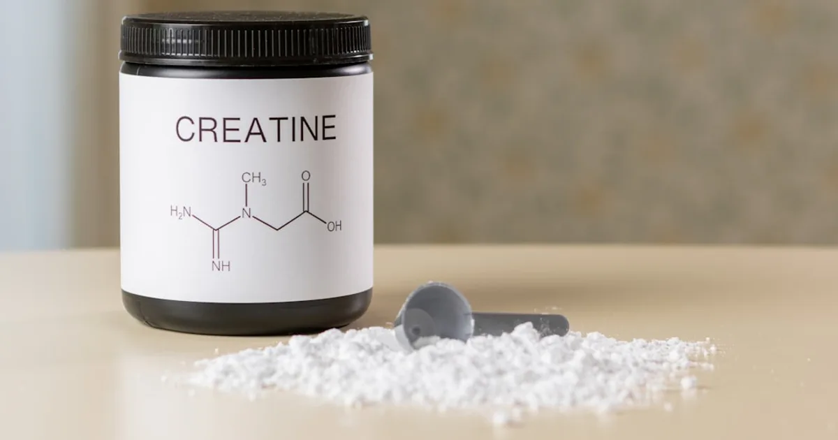 Creatine monohydrate powder in a gym setting — is creatine halal for Muslim athletes?