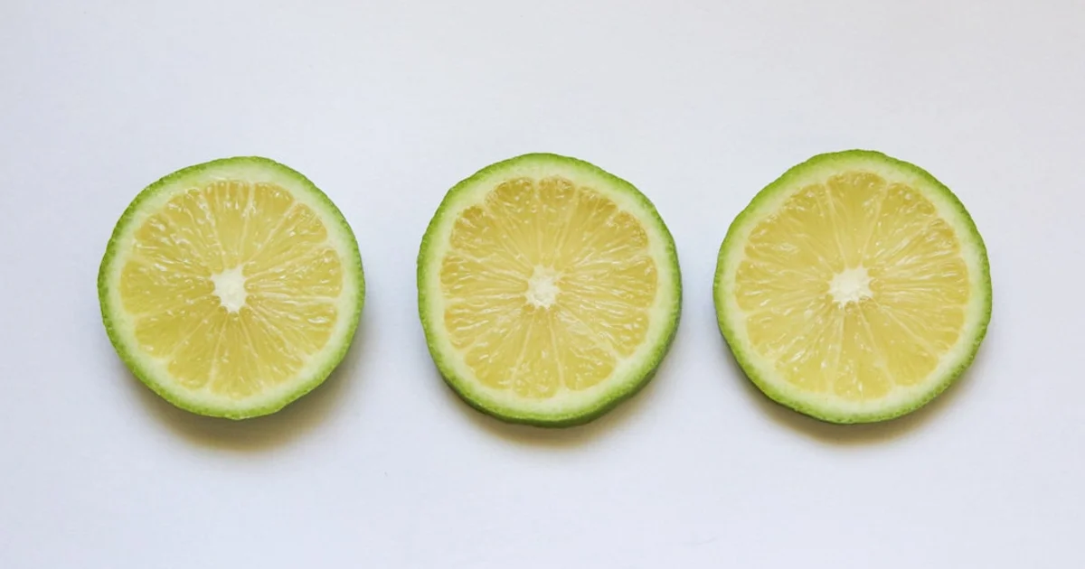 Citric acid crystals and citrus fruits — E330 halal status guide