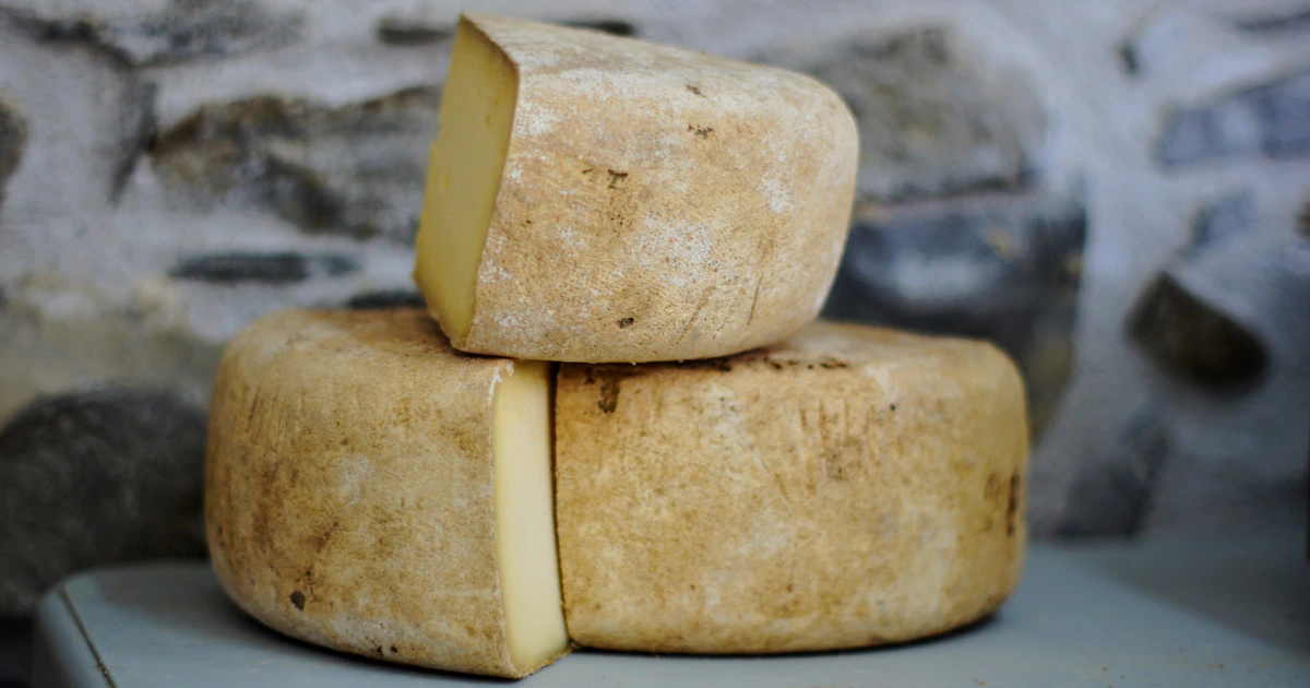 Processed cheese slices and deli meat products with E339 sodium phosphates in ingredient list