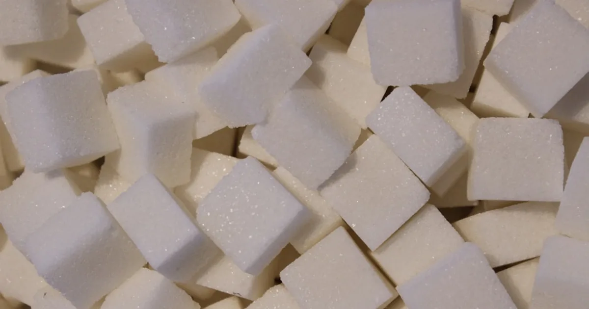 Cans of Diet Coke and sugar-free drinks showing aspartame E951 sweetener label