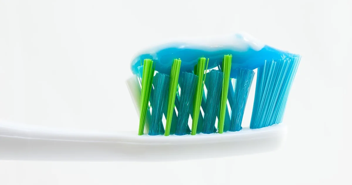 Colgate toothpaste tube with glycerin highlighted in ingredient list — halal guide to toothpaste for UK Muslims