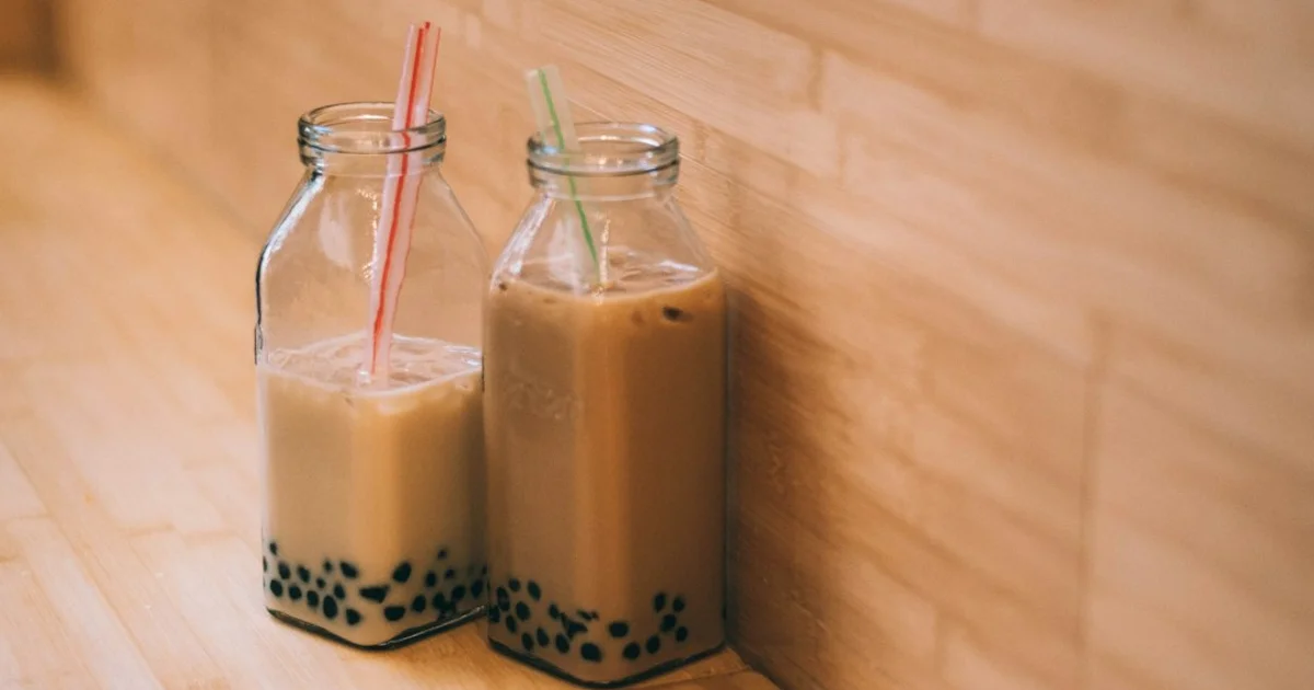 Cups of bubble tea with tapioca pearls on a café counter — is KOI Thé halal, country by country