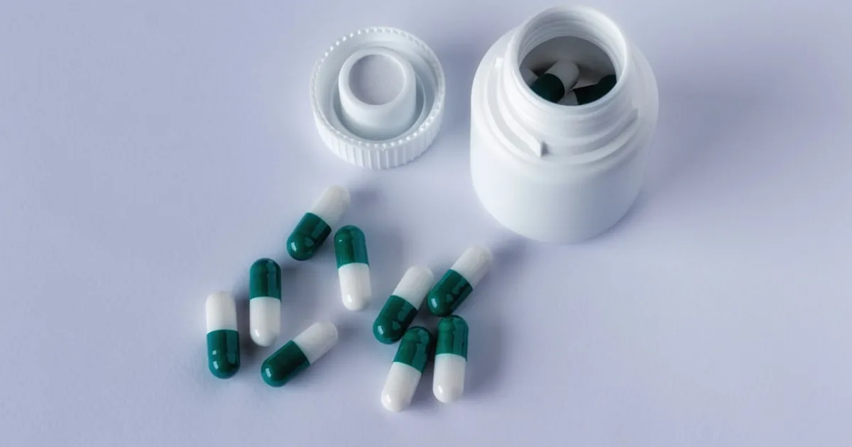 Vitamin supplement capsules — porcine gelatin vs HPMC vegetable capsule comparison
